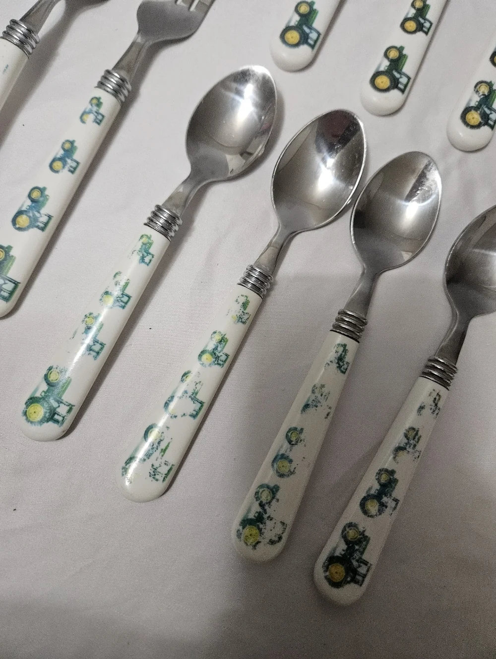 Gibson Flatwear Set Green Tractor Serves 4 USED!!